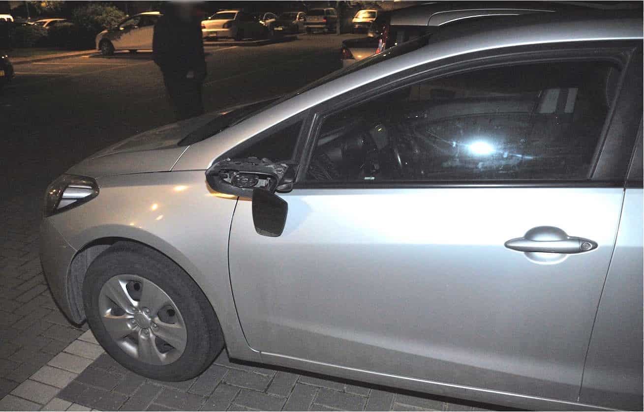 אחד מכלי הרכב שניזוקו (צילומים: דוברות המשטרה)