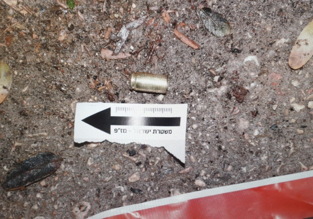 תרמיל אקדח בזירת הירי (צילום מתיק החקירה)