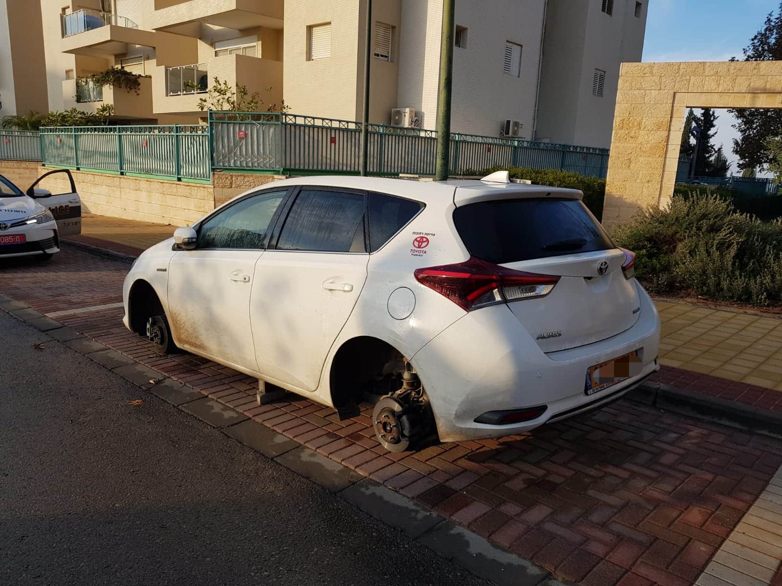 אחד מכלי הרכב בלי גלגלים (צילומים: דוברות המשטרה)