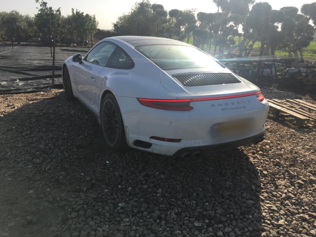 הרכב שנגנב אותר בתוך משתלה (צילומים: דוברות המשטרה)