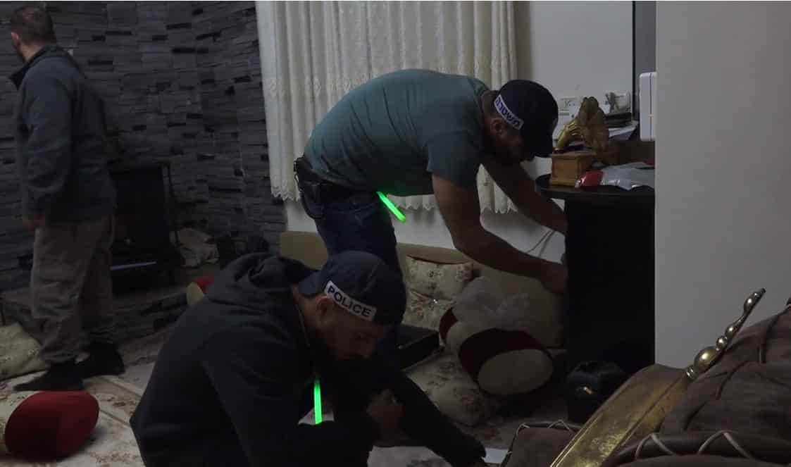 חיפוש בבית של אחד החשודים 