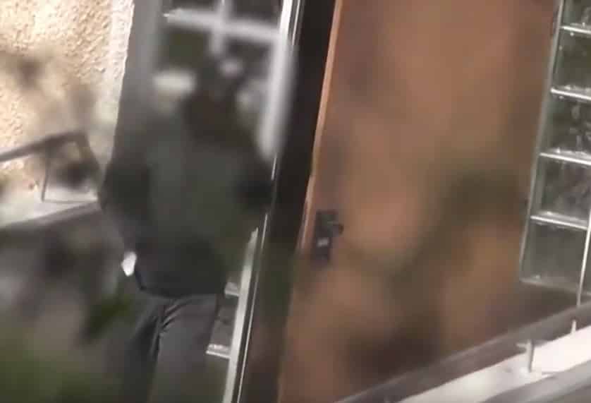 אחד הפורצים ביציאה מהדירה, רגעים לפני מעצרו