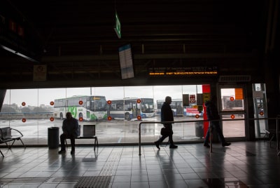 היתה בדרכה לאולפנה, והעבירה את הזמן בין החנויות. התחנה המרכזית בתל אביב (צילום: מרים אלסטר, פלאש 90)