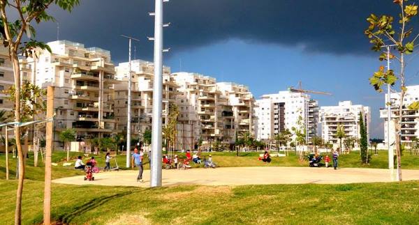 "אם אתה מכין כתבה תכותב על אזלת ידה של המערכת להתמודד עם פשיעה מהסוג זה שהופכת אזרחים תמימים למטרות בסיכון גבוה... אחר כך שמים סטיגמה שלילית שפוגעת בערים שלמות"