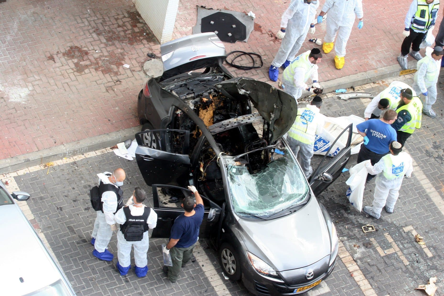 זירת הרצח של שמוליק דוד ואלכס לרנר ברכב המאזדה של עד המדינה ב'. צילום באדיבות רוני שיצר לפוסטה