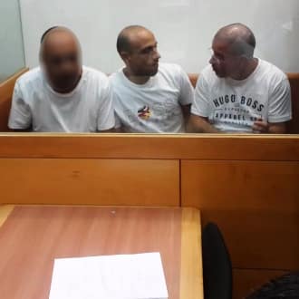 עד המדינה בומבי משמאל בשלב המעצר עם עקא באמצע ושמעון סבח (צילום: פוסטה)