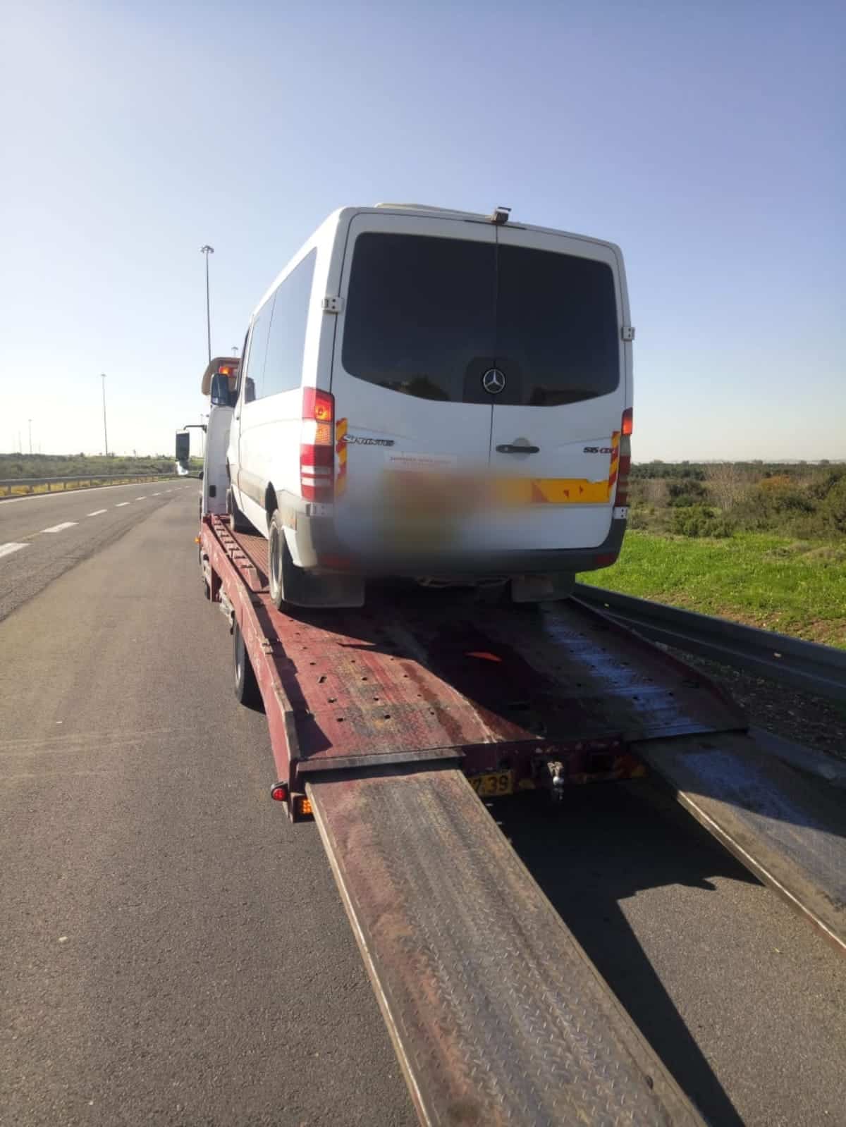 המיניבוס הושבת ל-90 יום (צילום: דוברות המשטרה)