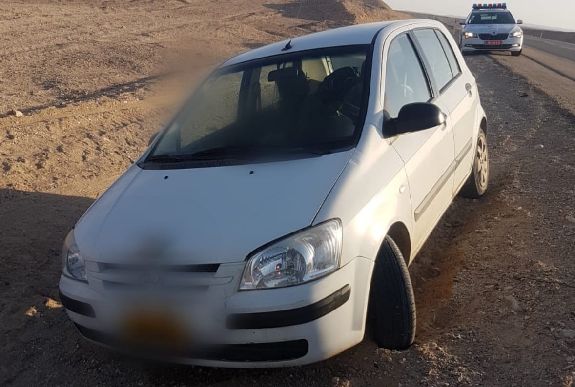 רכבו של החשוד בצד הדרך לאחר שנעצר (צילומים: דוברות המשטרה)