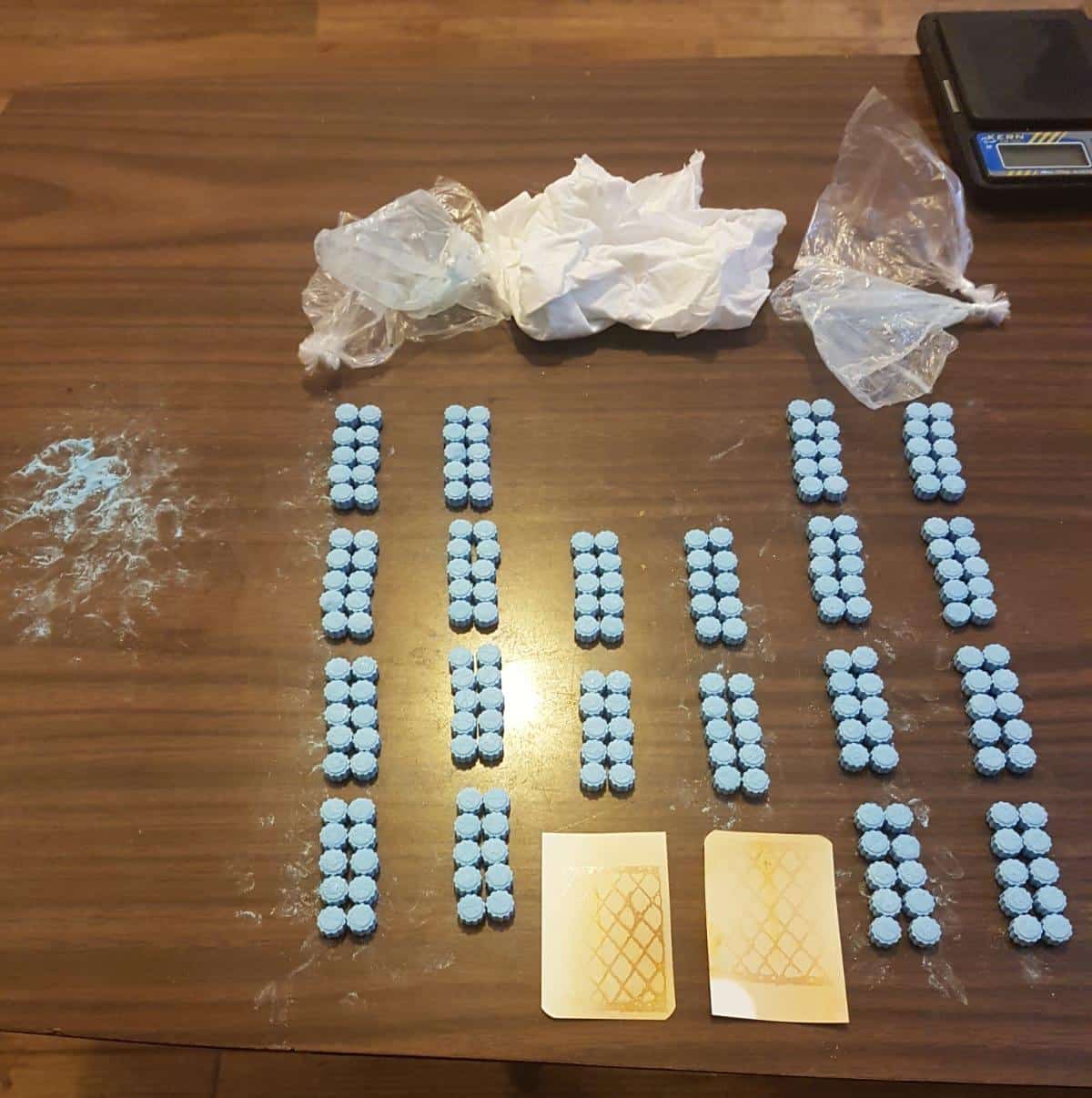 חלק מהסמים שנתפסו (צילומים: משטרה)