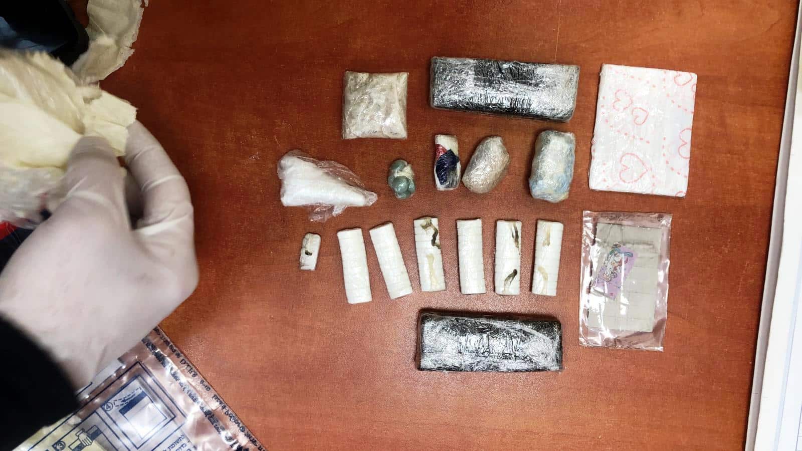 סמים שנתפסו אצל עורך הדין - צילום: שב"ס