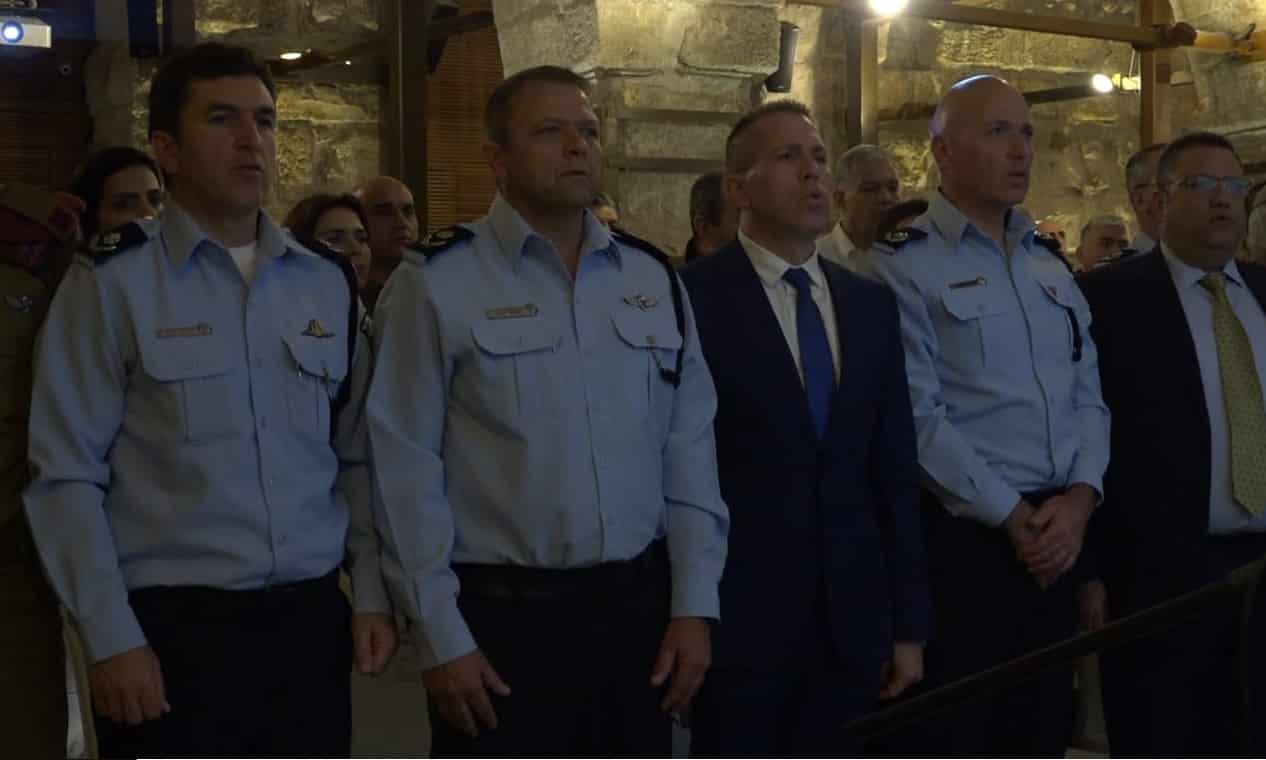 מימין לשמאל: ראש עיריית ירושלים משה לאון, ניצב ידיד, השר ארדן, המפכ"ל כהן וניצב הלוי