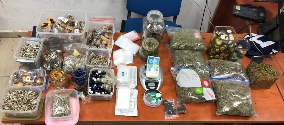 הסמים שנתפסו בבית החשודה (צילום: דוברות המשטרה)