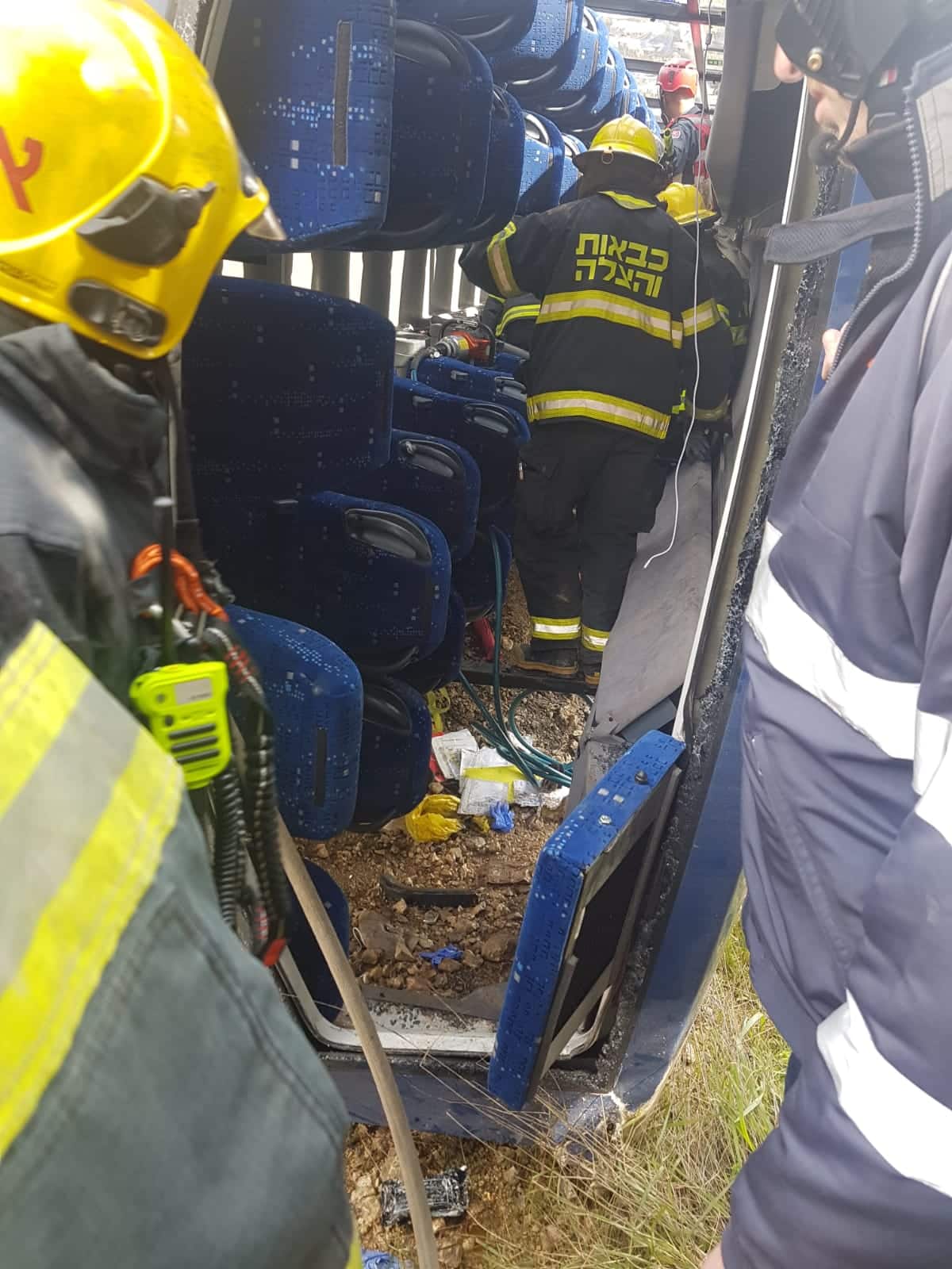 כבאים בתוך האוטובוס