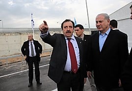 דרש להפסיק את השוחד למפקחים, ולהעבירו אליו. אלכס ויז'ניצר (מצביע) עם ראה"מ בנימין נתניהו (צילום: יוסי זמיר, פלאש 90)