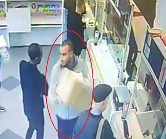 שמעון אסולין בסניף הדואר, לשם הגיע כדי לאסוף את החבילה