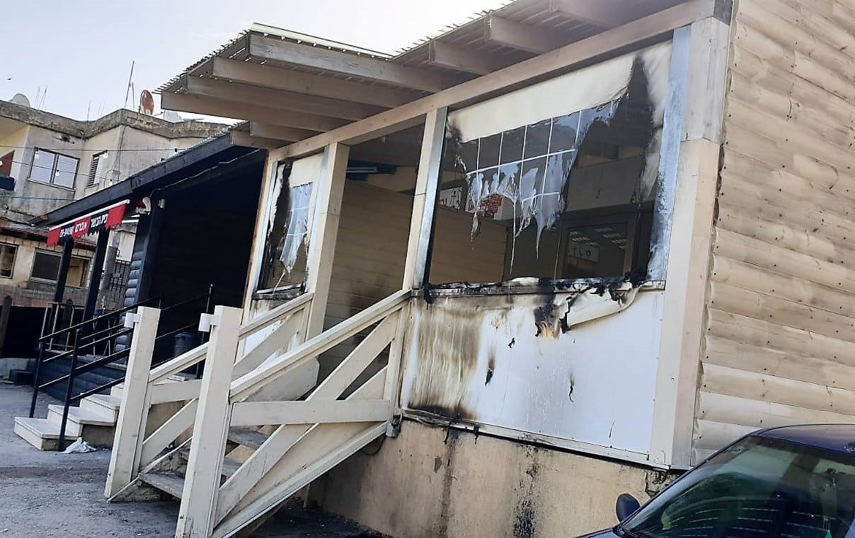 הסביר לו בדיוק איפה להצית את האש. המסעדה השרופה