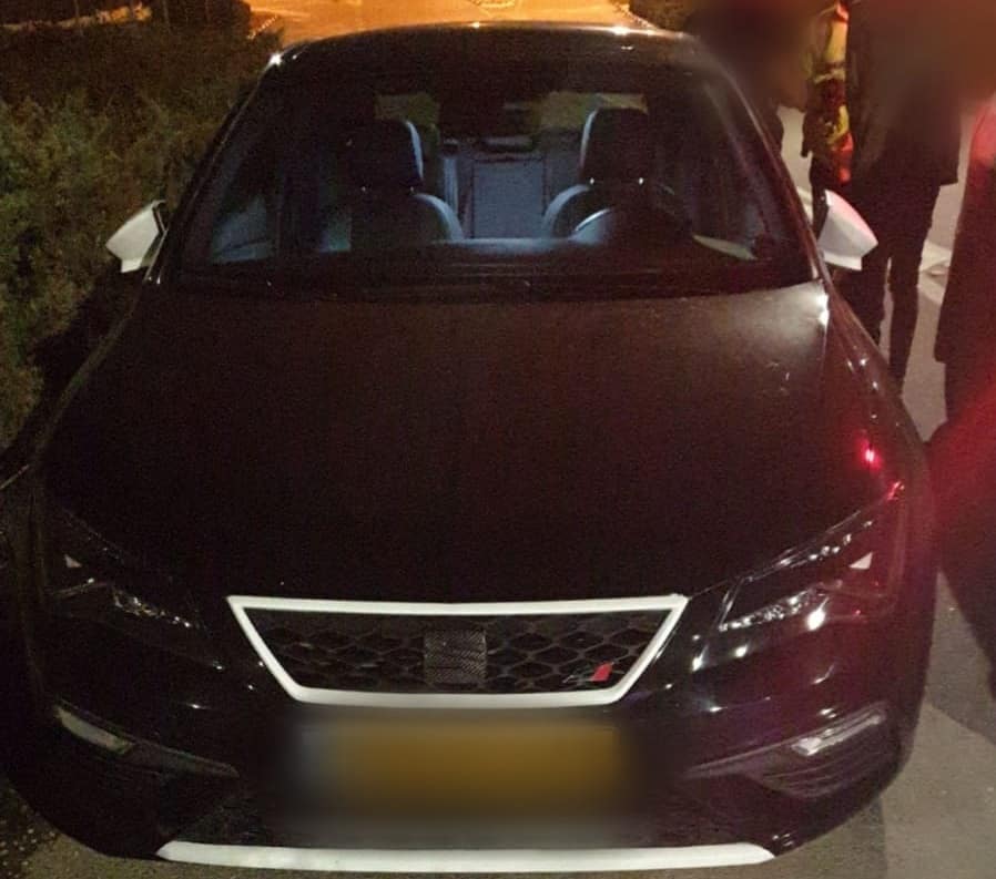 רכבו של החשוד לאחר שנעצר (צילומים: דוברות המשטרה)