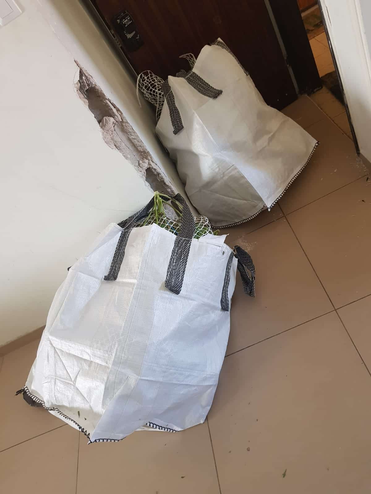 21 ק"ג מריחואנה בשקים שנגנבו (צילומים: דוברות המשטרה)