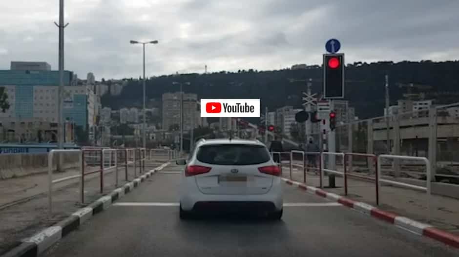 צפו: רכב חוצה את מסילת הרכבת באור אדום