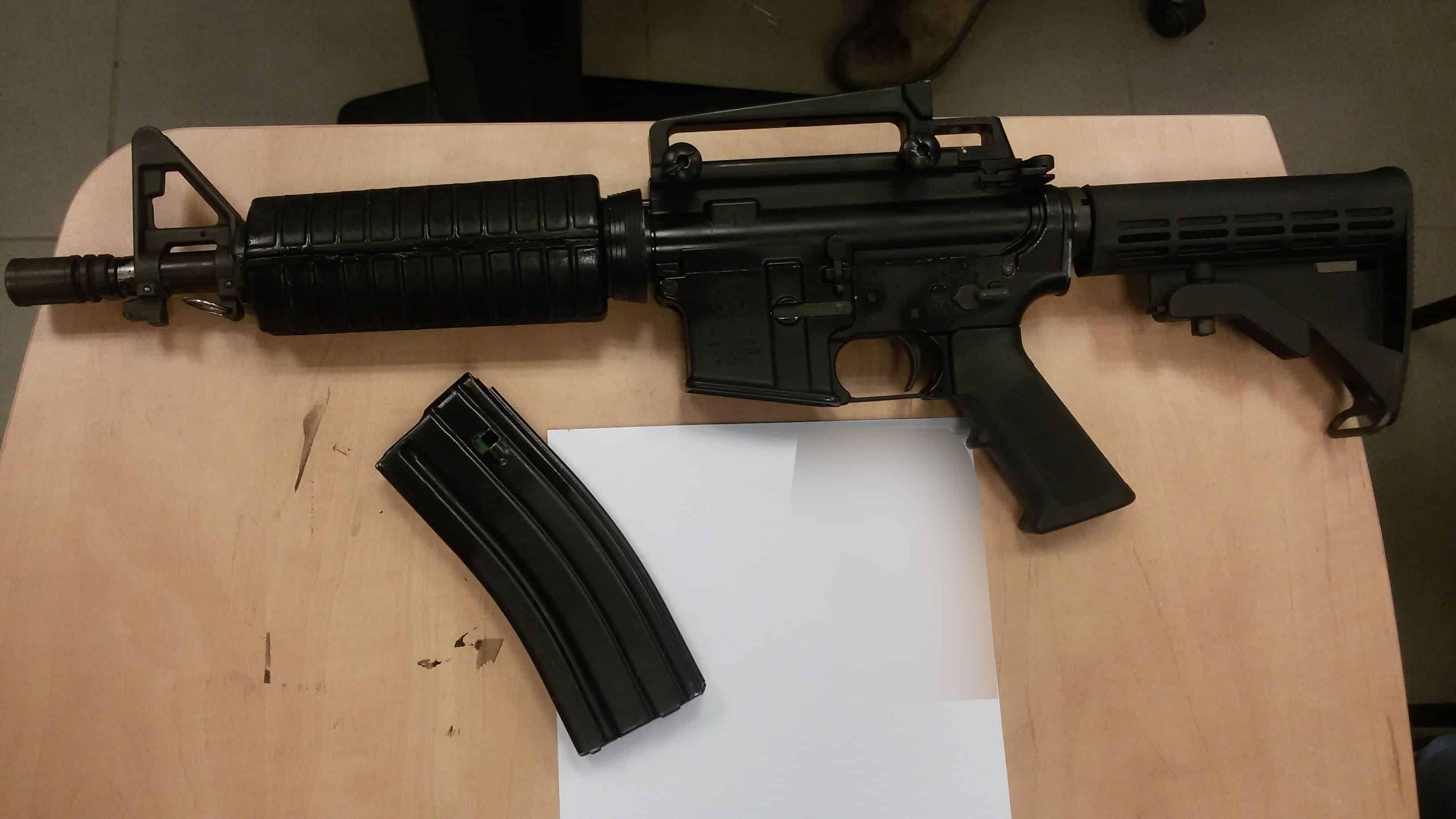 הסוכן קנה שני רובי M-16