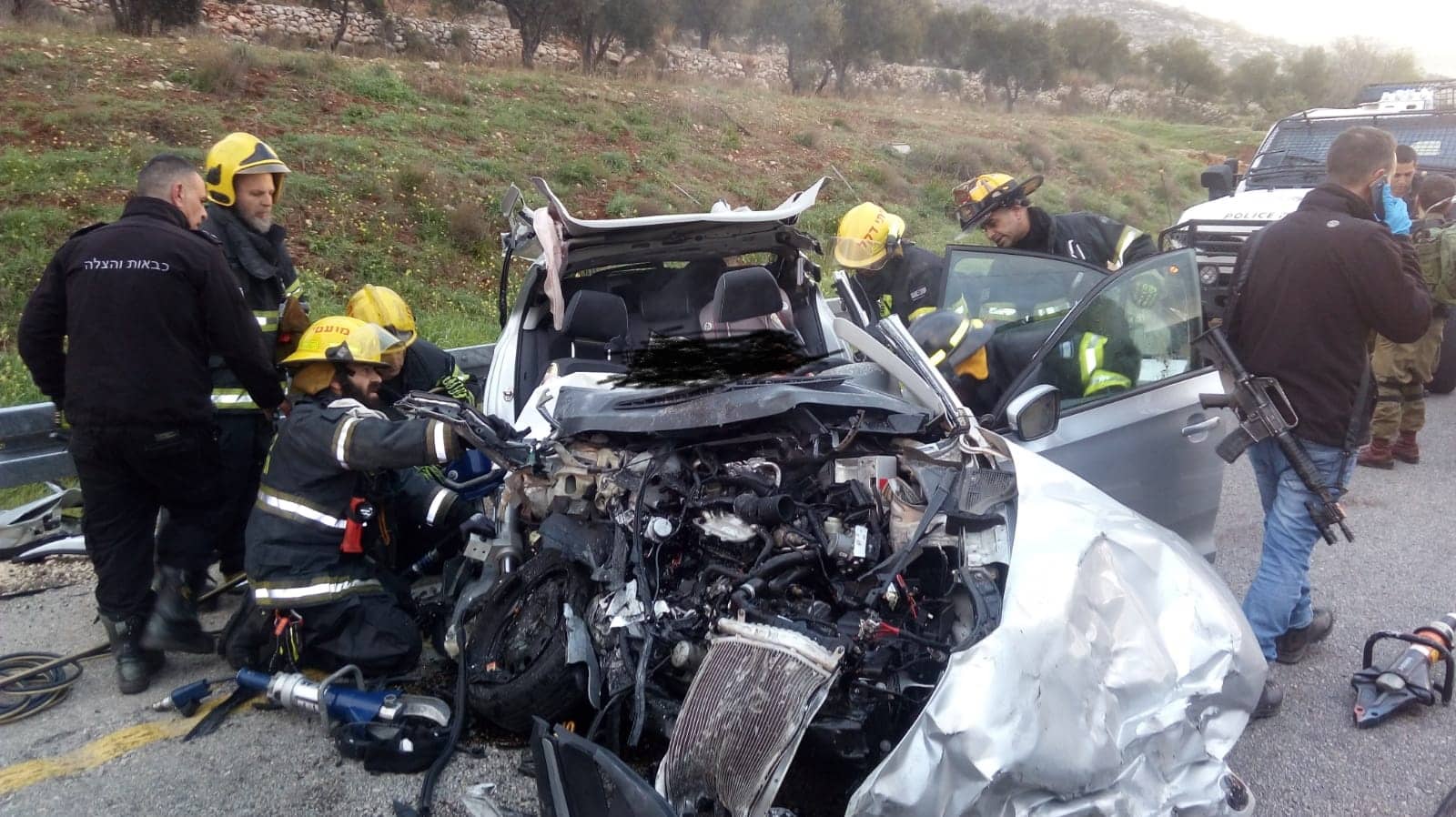 פצוע נוסף מהרכב הפרטי ונהג המשאית פונו לבית החולים. הרכב הפרטי (צילום: דוברות מד"א)