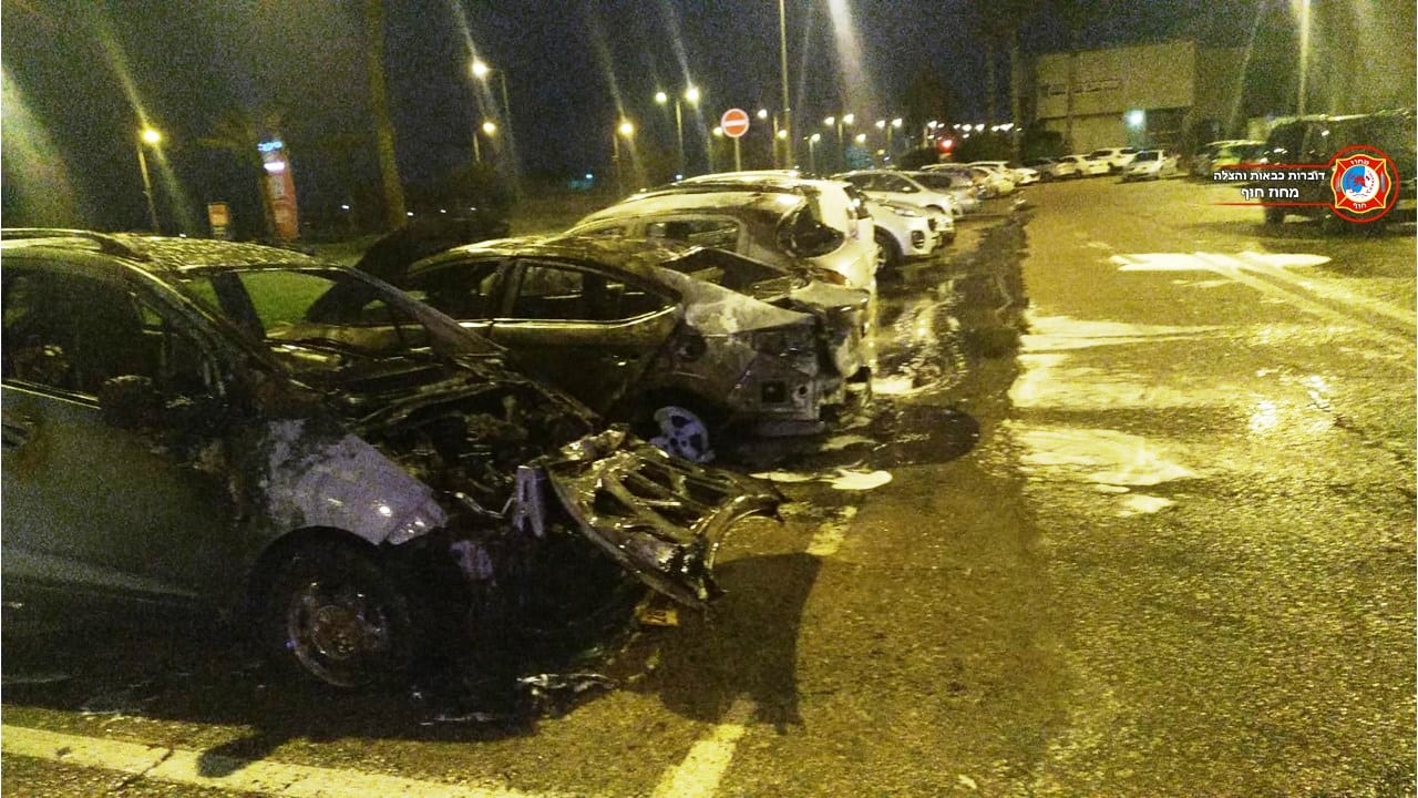 הרכבים השרופים (צילום: כב"ה מחוף חוף)