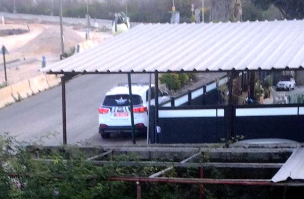 ניידת של יחידת האבטחה סורקת את הבית של עד המדינה בקריית טבעון