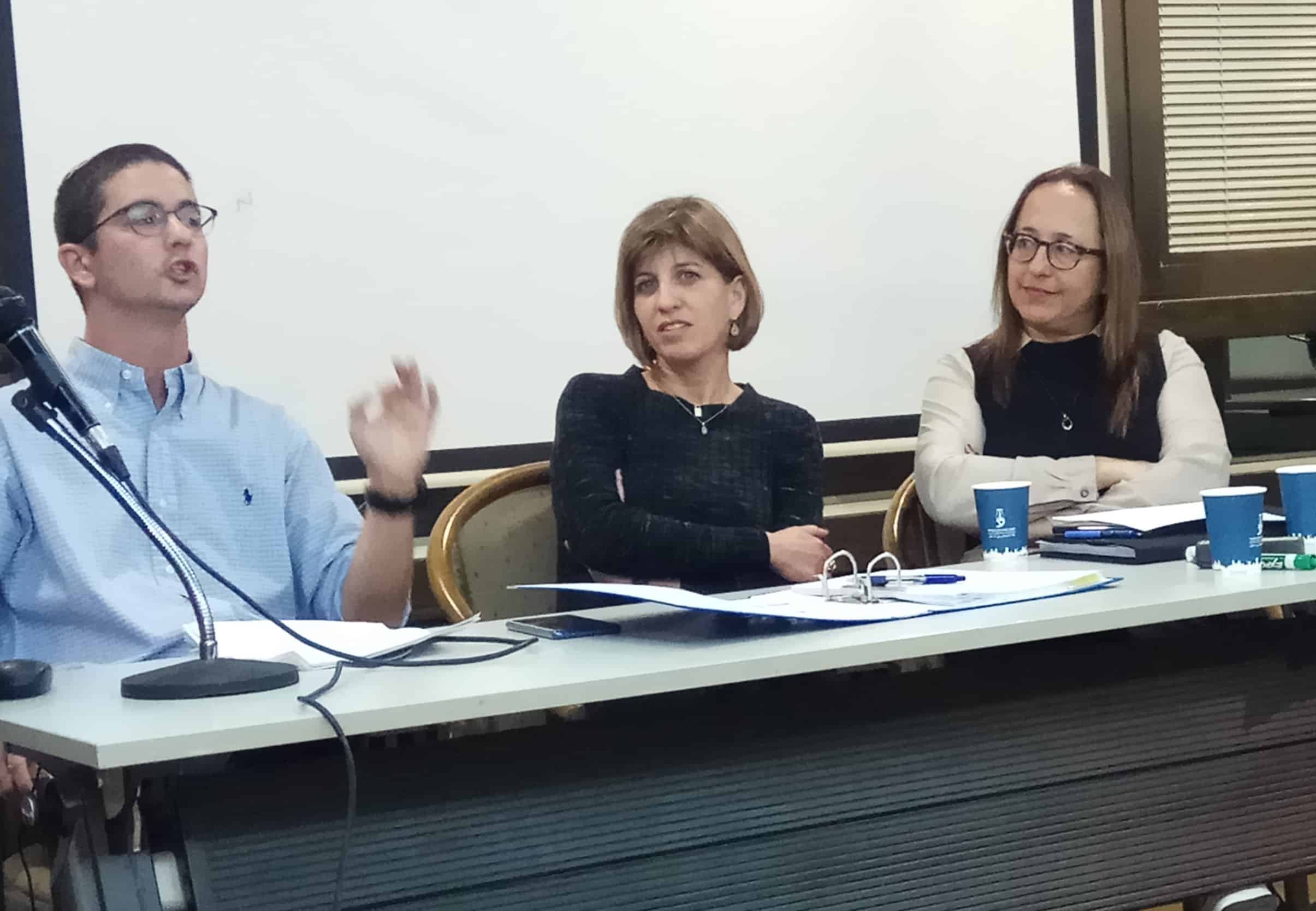 תפסו תמונות, חפצי אמנות ותכשיטים שאין להן דבר עם הצו. מימין: עוה"ד כהנא, רוזן עוזר ולוין