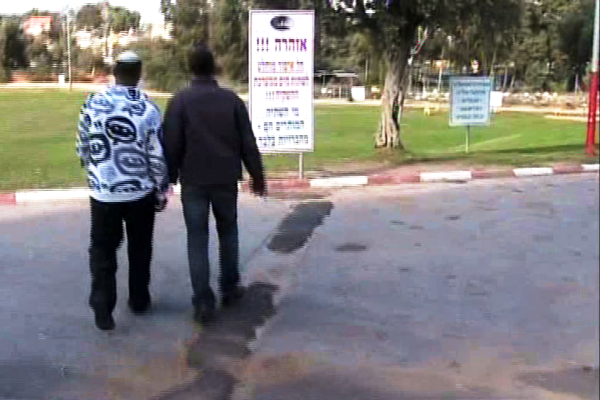 עד המדינה סיפר על תצפיות בבקרים על הבית של רמי עמירה אבל לא ידע לספר על אימוני הכושר של המנוח והמאמן האישי שלו. צילום משחזור שעשה עם המשטרה המאמן ועד הראייה לרצח