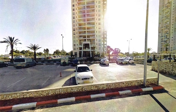 הבית של רמי עמירה המנוח בראשון לציון, ברקע פארק החי-כף שבו היה מתאמן בבוקר