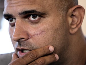 המתין לבחור שיבוא לקחת 3000 שקל מבנק ההלוואות הקטנות שלו. האם זו הכיפה האדומה שעשו לרמי עמירה