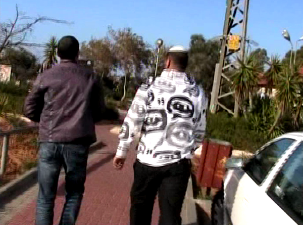 העד במהלך השחזור. טוען שהבחין מטווח קרוב בעיניים הבהירות של היורה