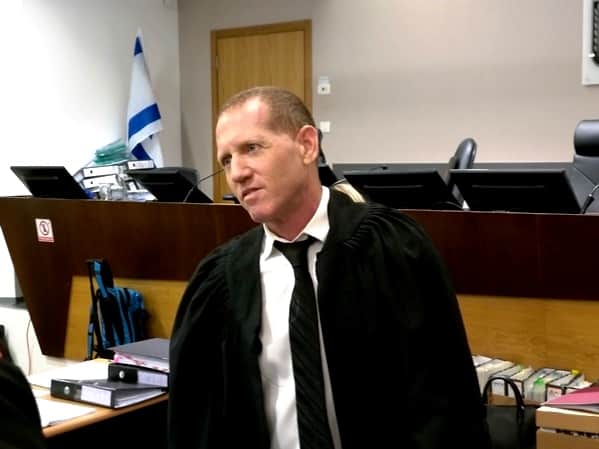 עו"ד קבלר, בחקירה נגדית יוצאת דופן בשלווה שהוא מצליח לשמור במהלכה, כמו גם ביסודיות, שרטט בימים הראשונים את דמותו של העד קר הרוח ואת מקומו בהנהגת "חבורת הפרחים". צילום פוסטה