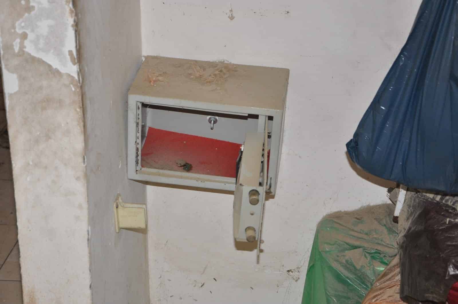 הגנבים פרצו גם את הכספת הקטנה יותר על הקיר