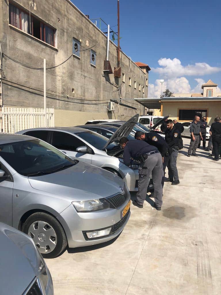 בדיקת נציגי הרשויות באחד המגרשים (צילום: דוברות המשטרה)