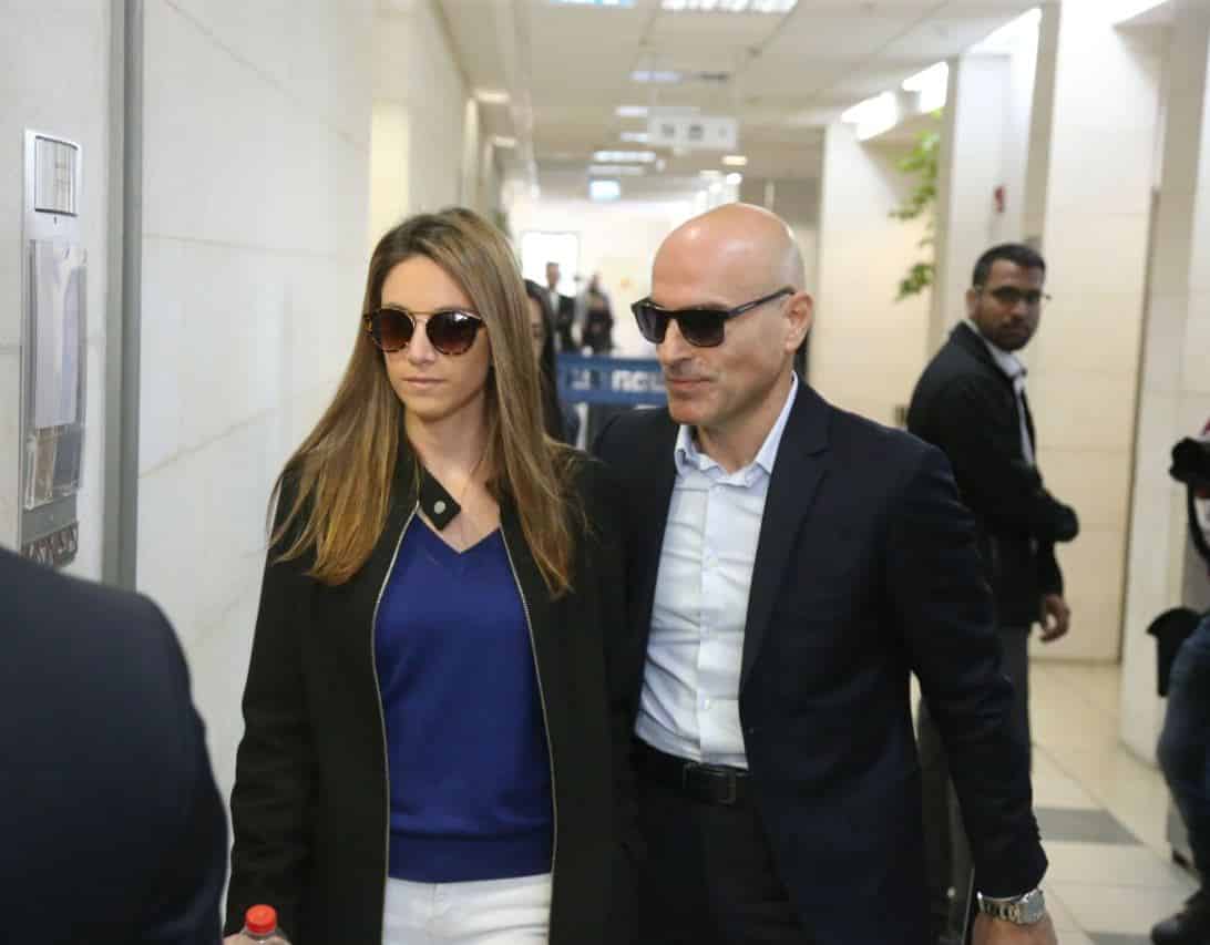 אפי נווה ובת זוגו בר כץ בהופעה ראשונה בבית המשפט (צילום: פוסטה)