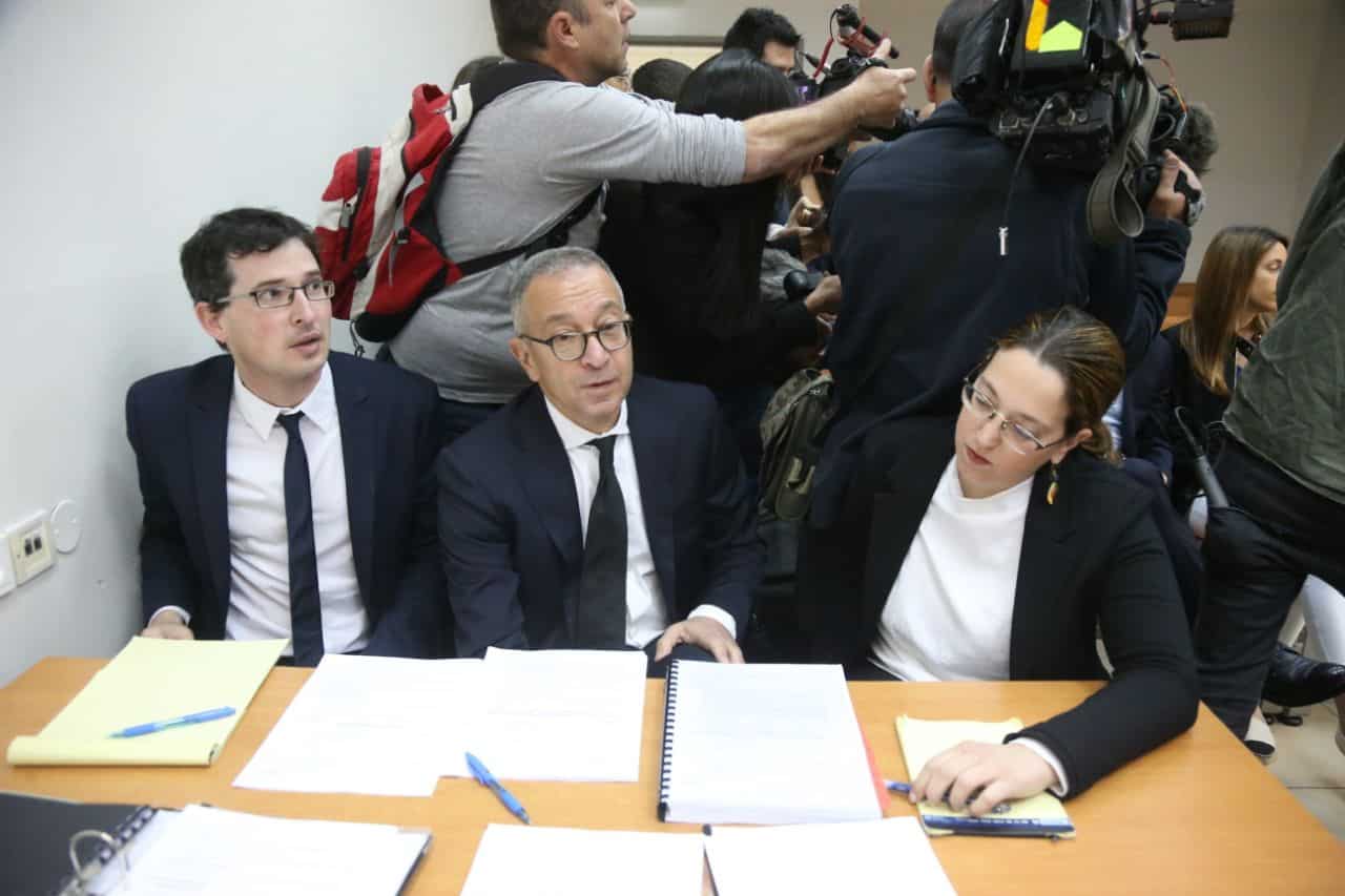 עורכי הדין כרמל בן צור, בעז בן צור גיא רווה. "המציאו מושג חדש, 'עבריינות המעבר'"