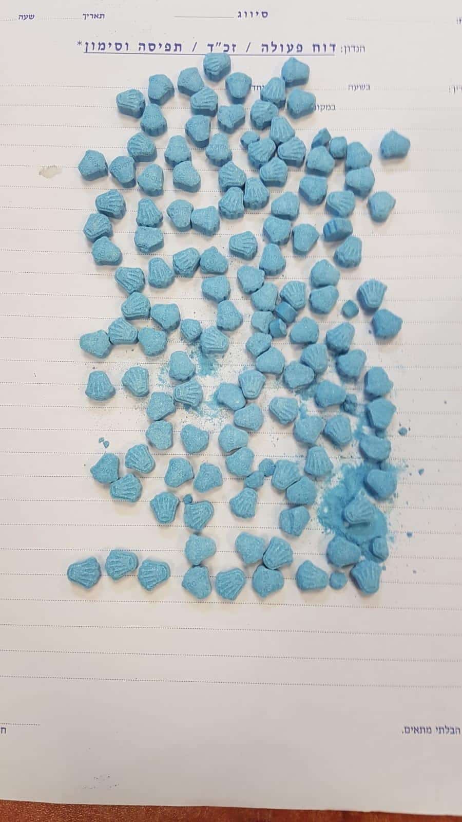 מעל 100 כדורי אקסטזי נתפסו בחיפוש (צילומים: דוברות המשטרה)