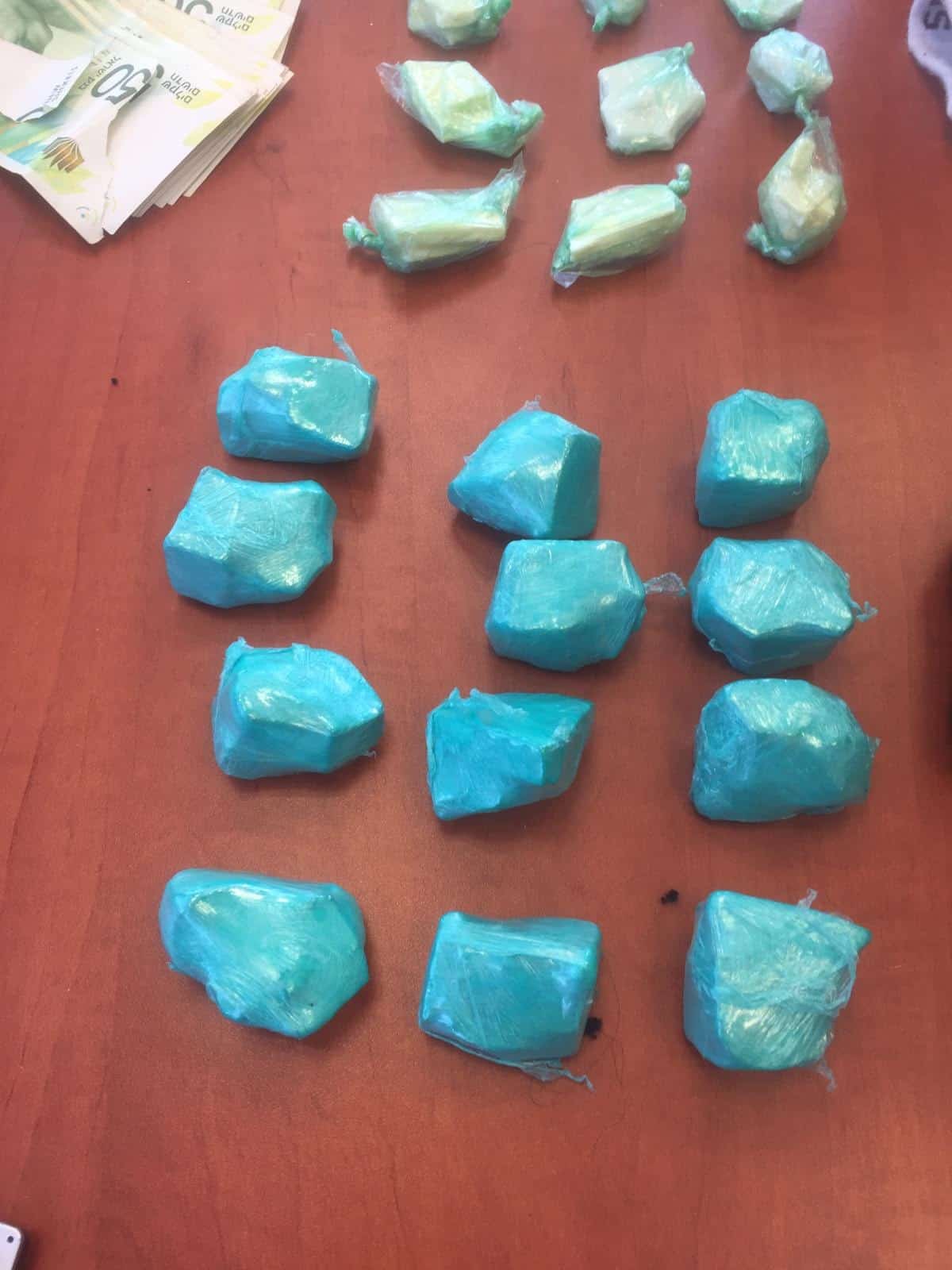 סמים מוכנים למכירה ליד משקלים