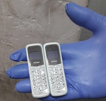 טלפונים סלולאריים שהוצאו מגופו של העצור בניתוח