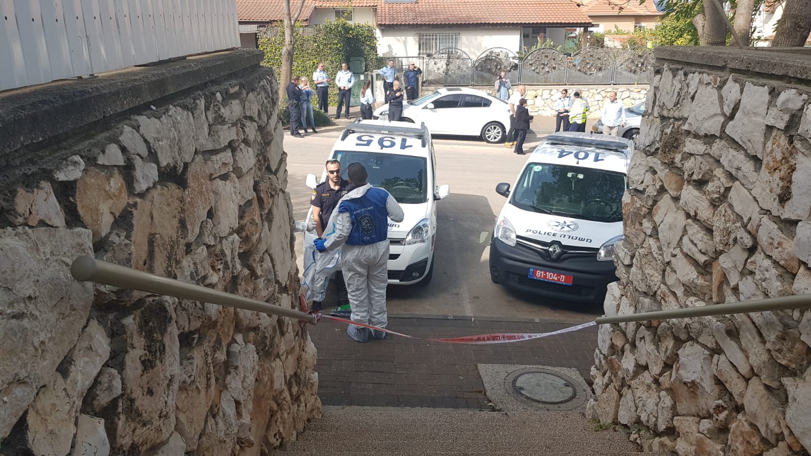 זירת רצח בכרמיאל  (צילום: משטרה)