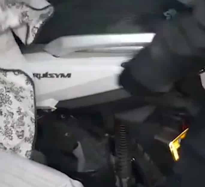 רגע מציאת האופנוע במשאית (צילום: משטרה)