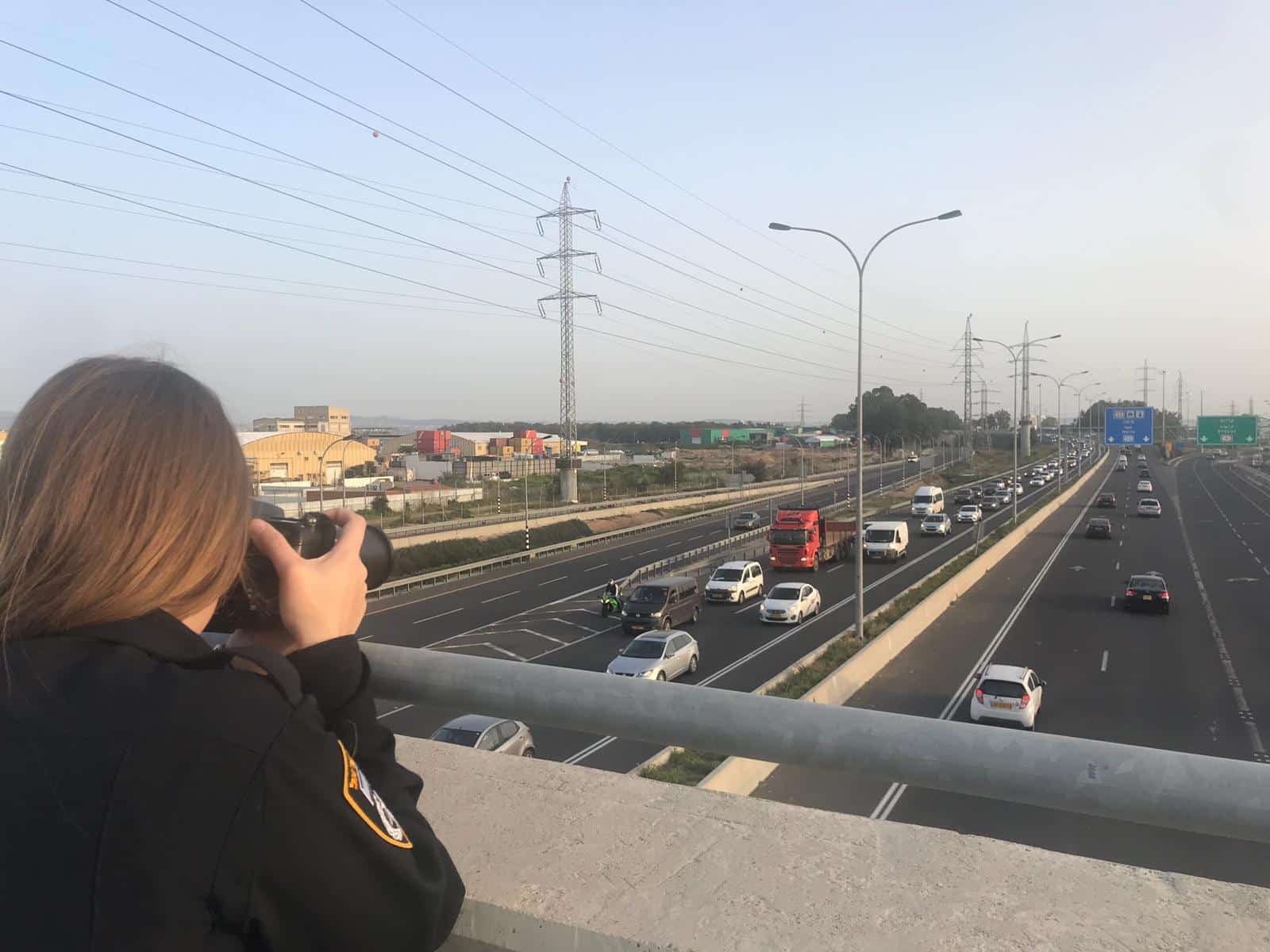שוטרת מתעדת עבירות בזמן אמת (צילומים: דוברות המשטרה)