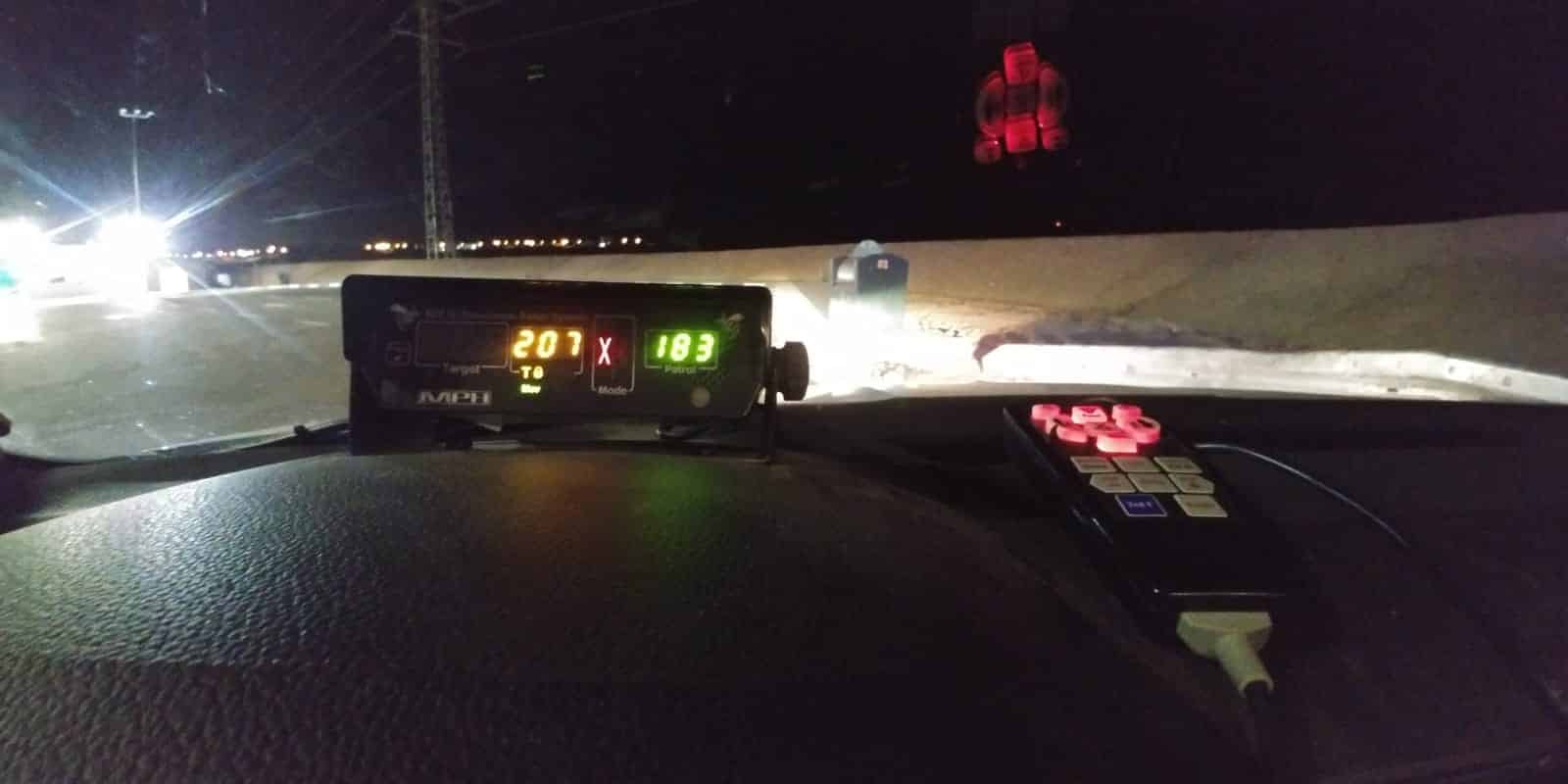 גם עקיפה בקו הפרדה כפול, וגם מהירות מופרזת (צילום: דוברות המשטרה)