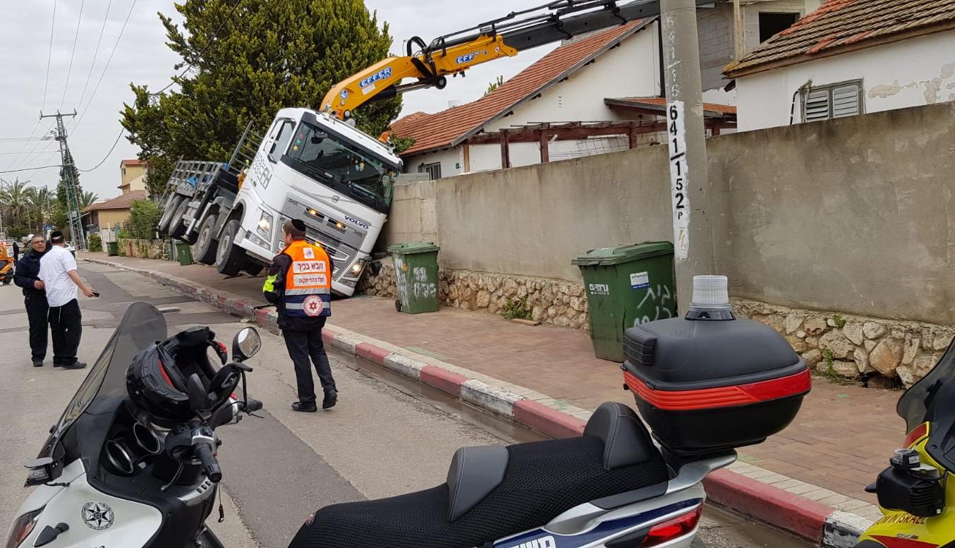 המשאית התהפכה על צידה (צילום: דוברות הצלה פתח תקווה)