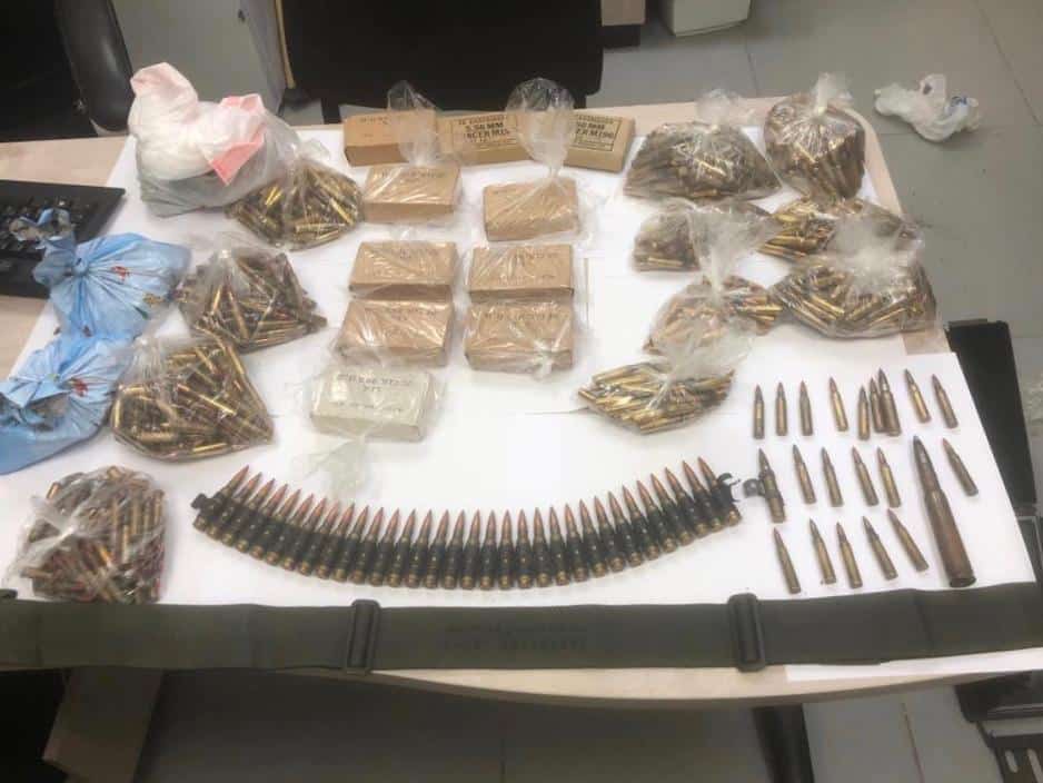 מצבור תחמושת בשטח פתוח (צילום: דוברות המשטרה)