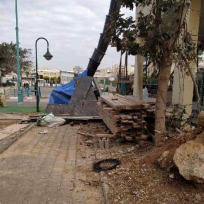 הנחת משטחי עבודה באופן שמסכן הולכי רגל (צילומים: המשטרה)