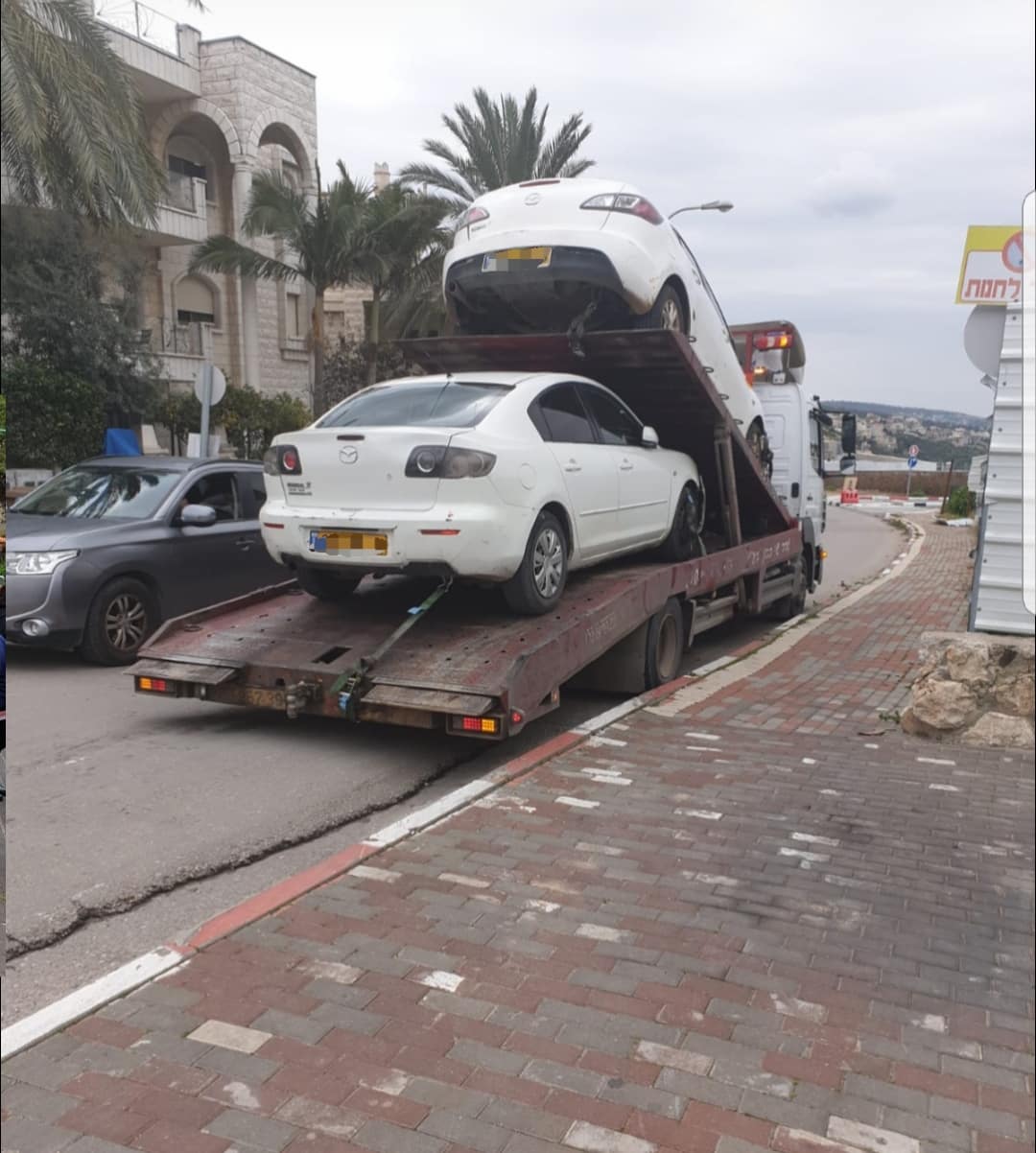 כלי הרכב של החשוד בדרך למגרש ההשבתה (צילום: דוברות המשטרה)