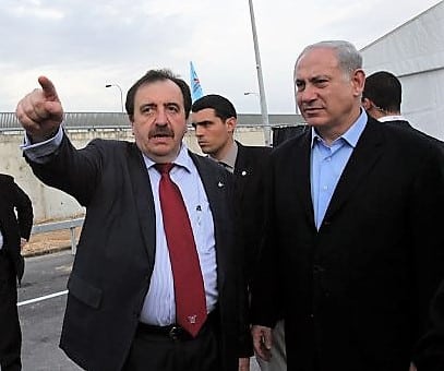 הנחה לכאורה את מחליפו שלא לעבוד עם חברה שלא עמדה בדרישות השוחד שלו. אלכס ויז'ניצר עם נתניהו (צילום: יוסי זמיר, פלאש 90)