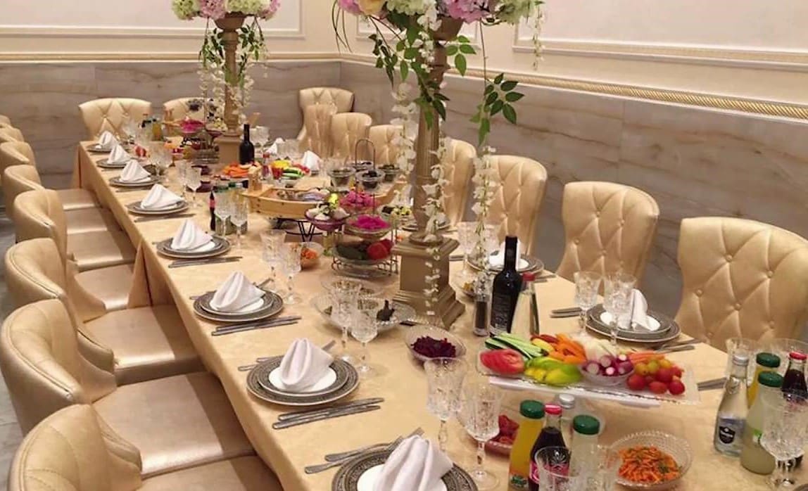 חשד באחד המלצרים שהוא גונב מזון. מסעדת רפאל